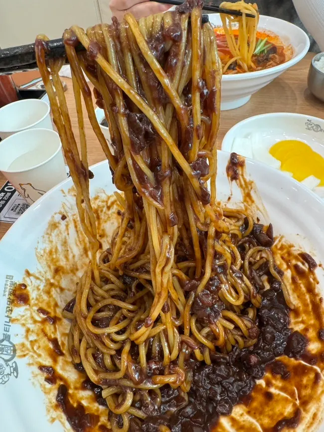 소스를 비빈 유니짜장 면