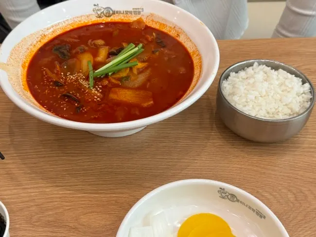 짬뽕밥과 유니짜장 한 상 차림