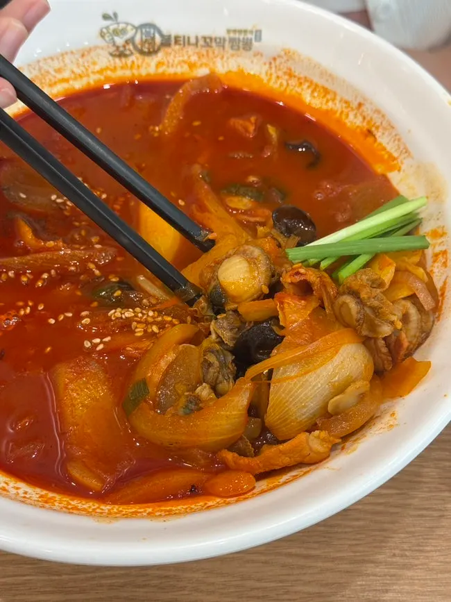 꼬막이 올라간 꼬막짬뽕밥