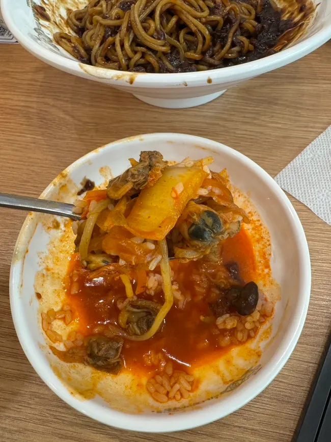 짬뽕면이 들어간 녹진한 짬뽕밥 국물