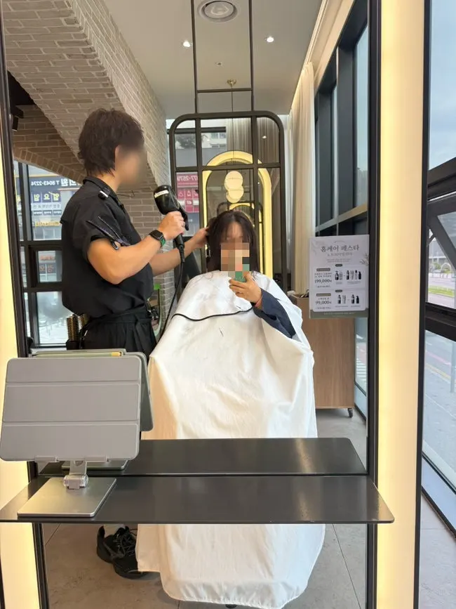 초코브라운 염색과 레이어드컷 완성 모습
