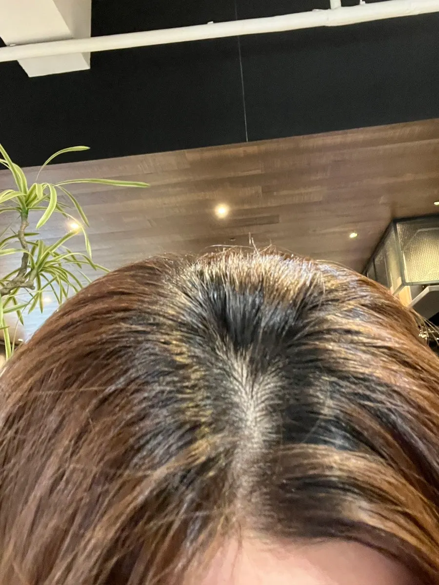 염색 전 붉은기 도는 갈색 모발