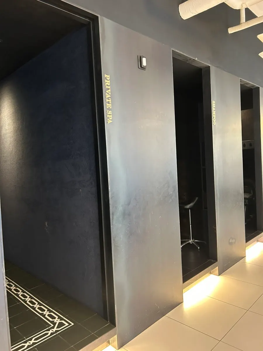 Private single-person spa room and shampoo room