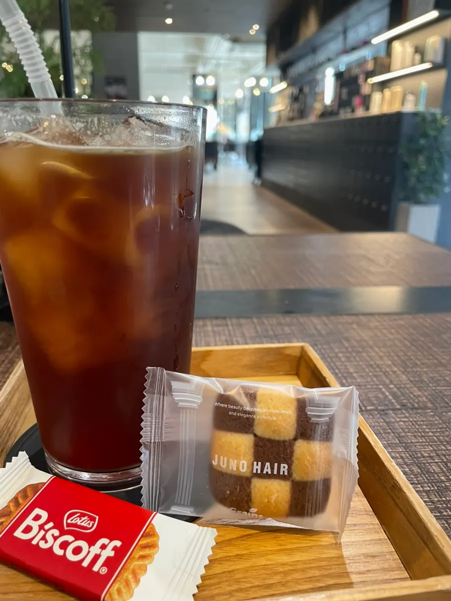 펌 대기 중 제공된 시원한 커피