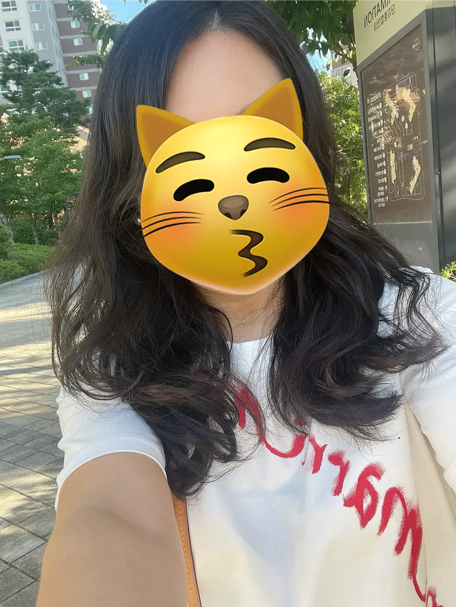 집 앞에서 찍은 펌 후 셀카