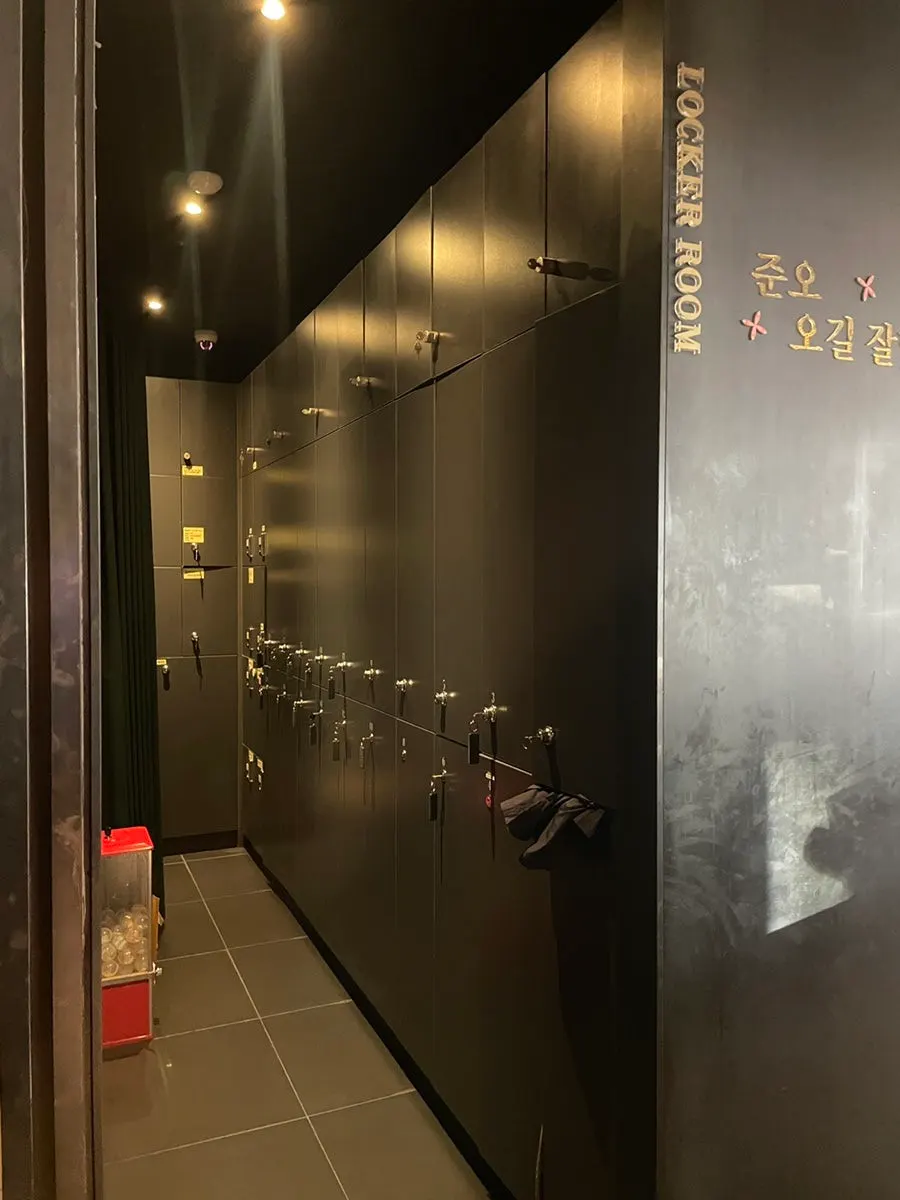 매장 복도와 포토존 공간