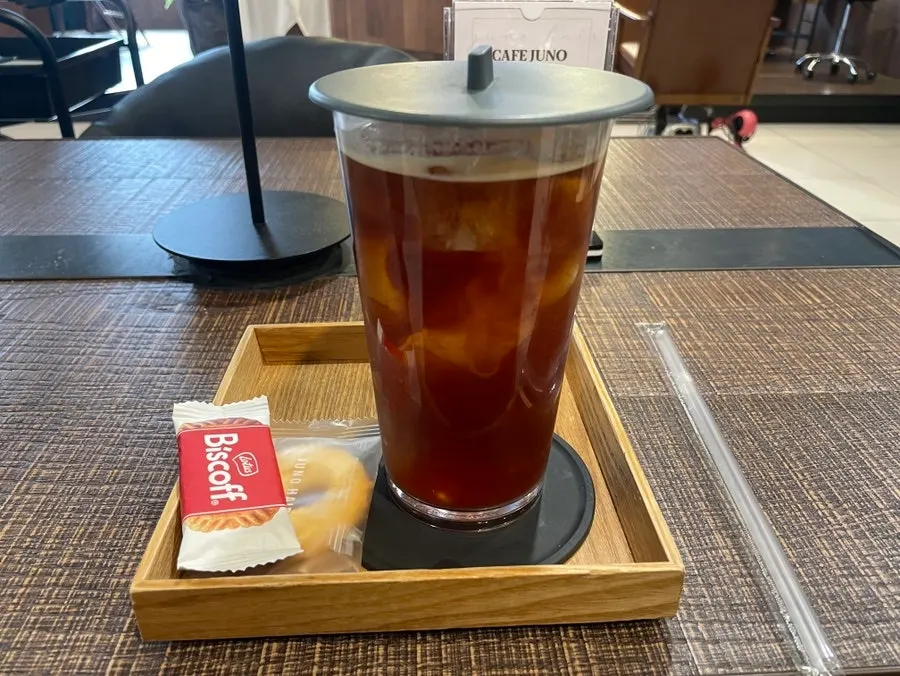 덮개가 있는 음료와 다과
