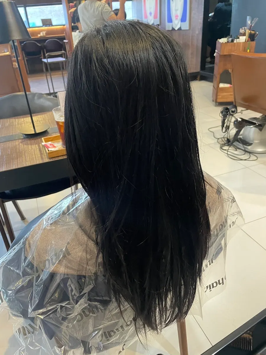 블랙 염색이 남아 있는 시술 전 머리