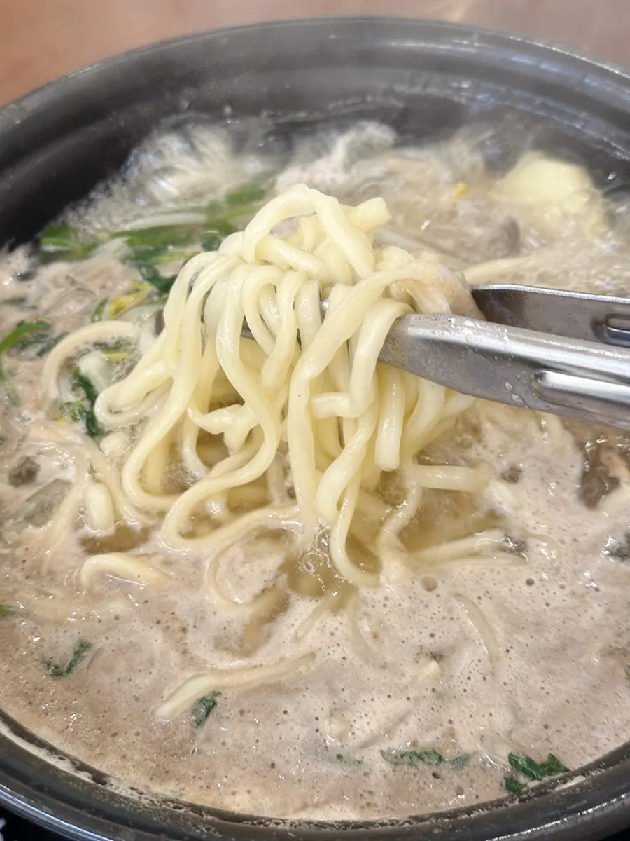 Eating the kalguksu
