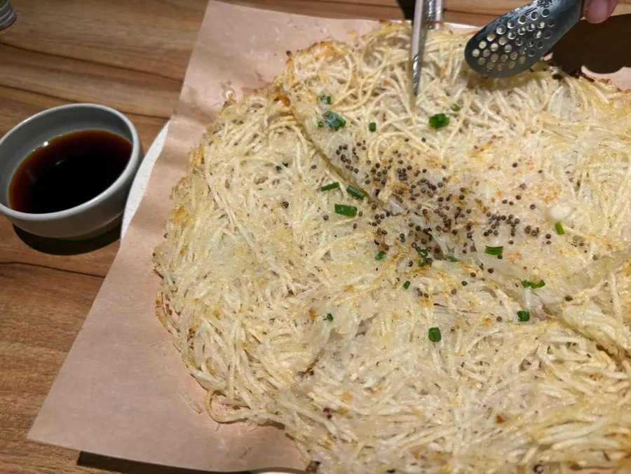 A full plate of sillsatarae gamjajeon at Jusangnakwon