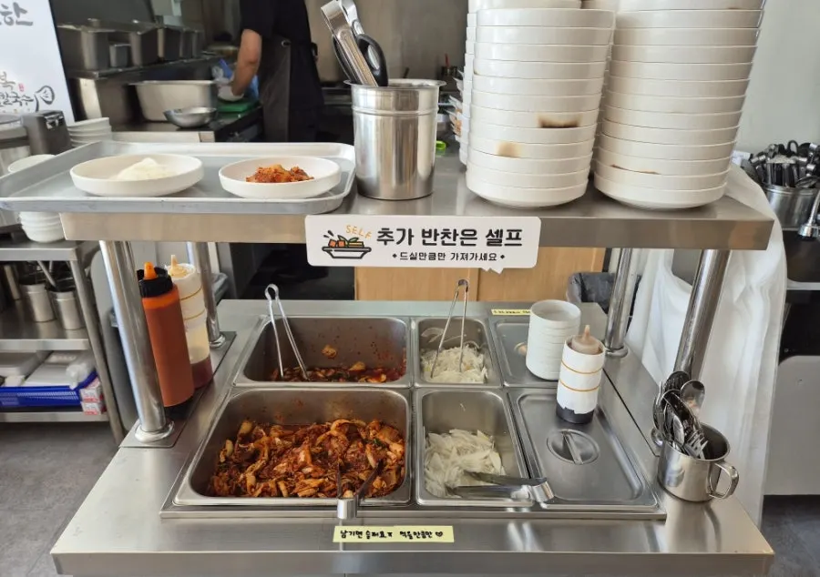 직접 담근 겉절이와 무생채가 있는 셀프바