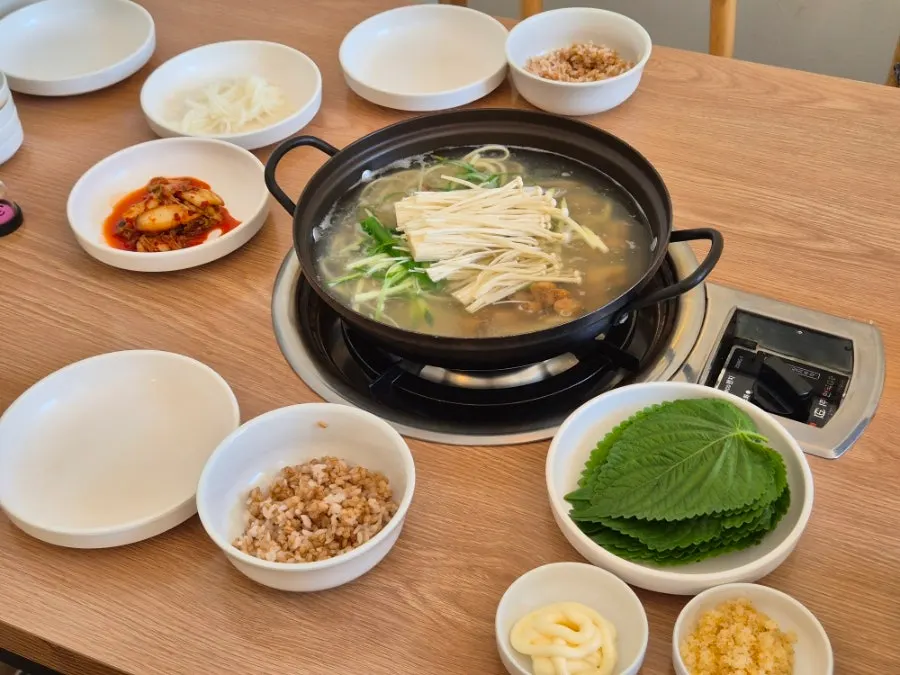 면과 육수만 담겨 나온 유복해물칼국수 1인분