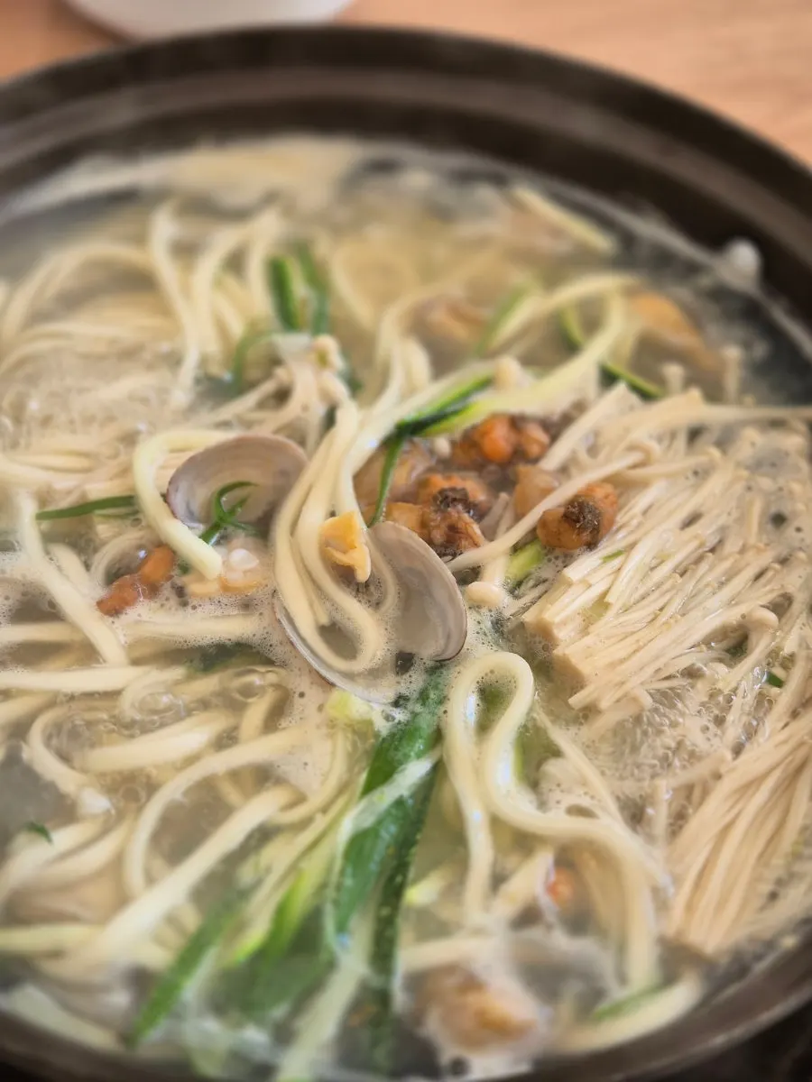 3분 끓여 완성한 복육수 해물칼국수
