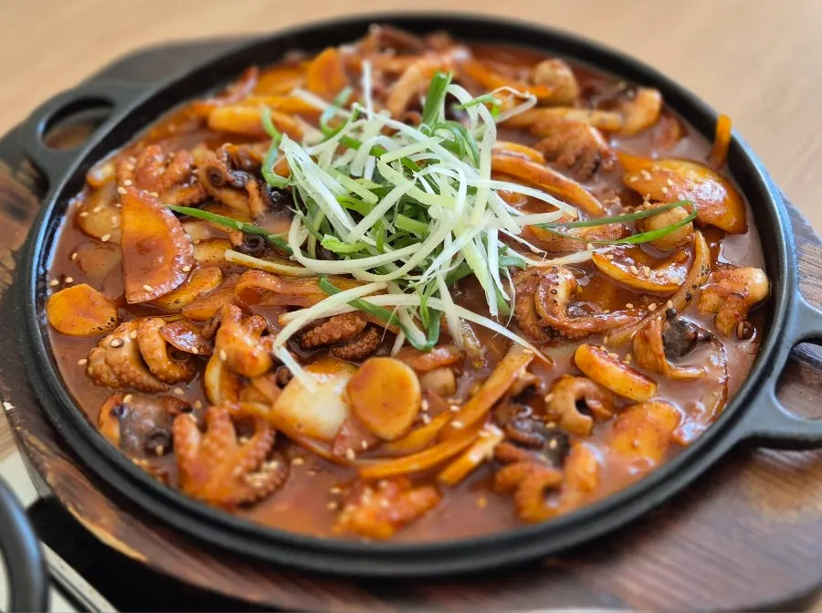 매콤한 직화쭈꾸미 볶음 한 접시