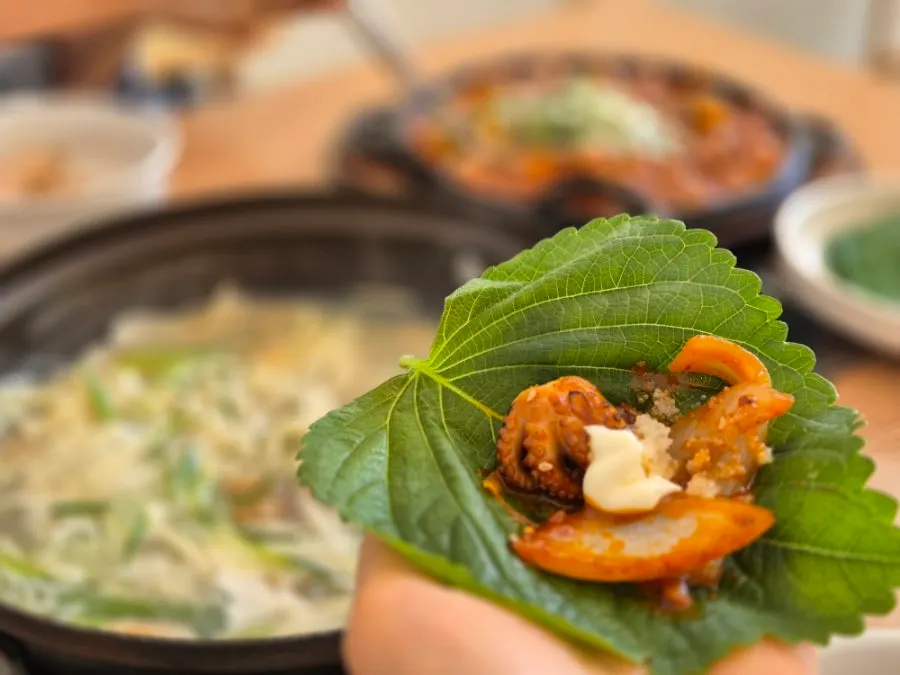 깻잎에 쭈꾸미와 날치알 올린 쌈