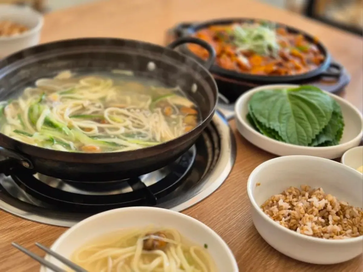 칼국수와 직화쭈꾸미가 함께 차려진 상