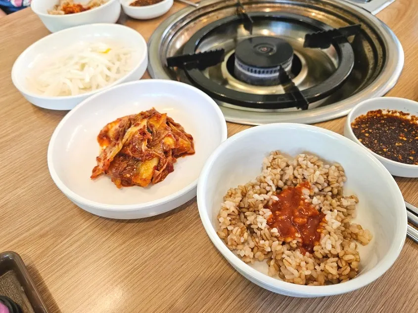 칼국수 2인분과 쭈꾸미 해물부추전이 놓인 테이블