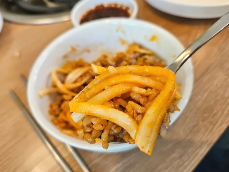 칼국수와 곁들인 전 메뉴 상차림