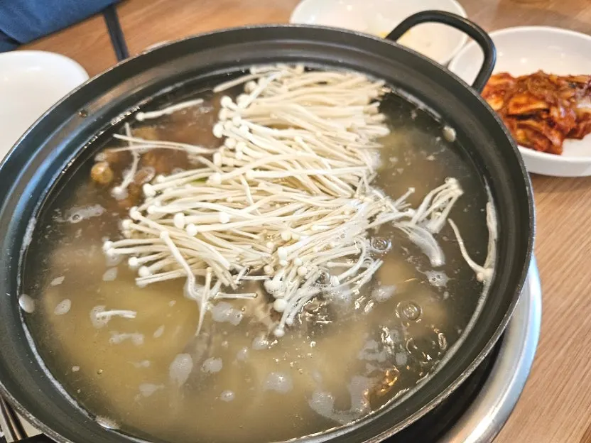 담백한 해물칼국수 국물 클로즈업