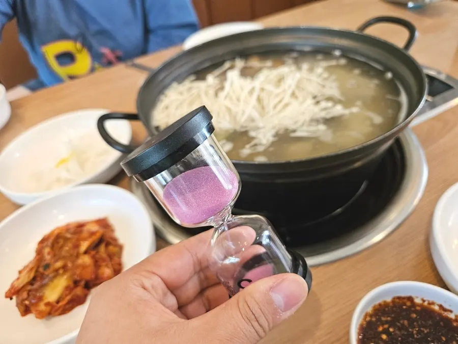 자가제면 칼국수 면발을 건져 올린 모습