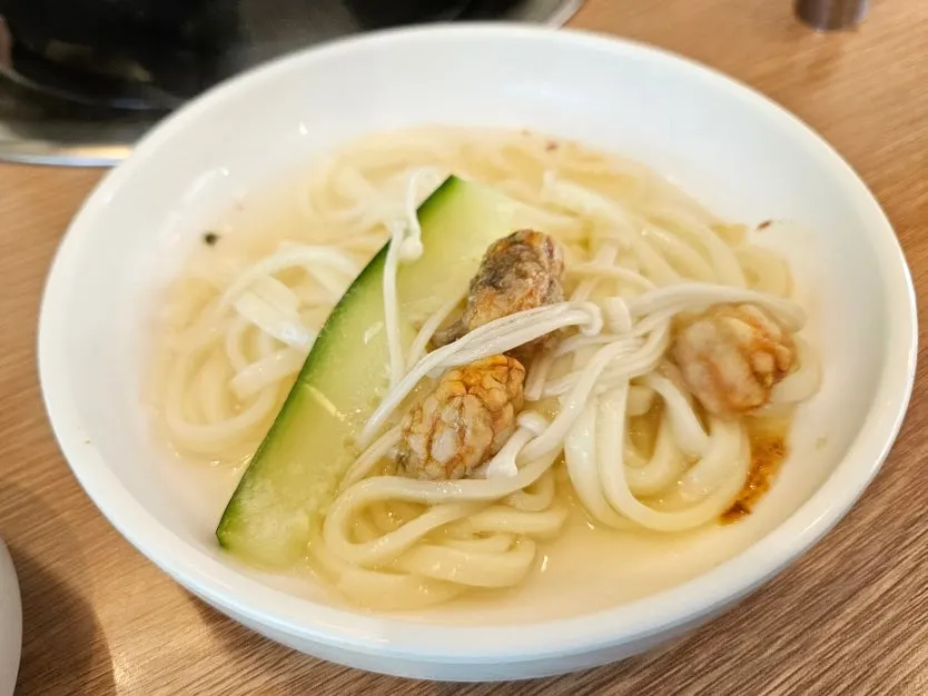 칼국수와 함께 나온 김치 반찬