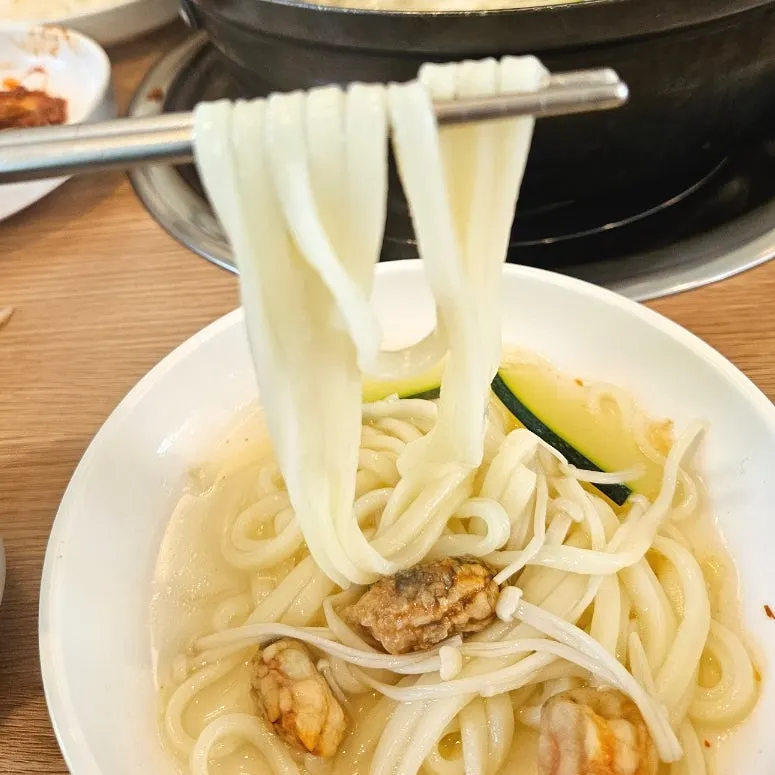 칼국수 한 젓가락과 김치