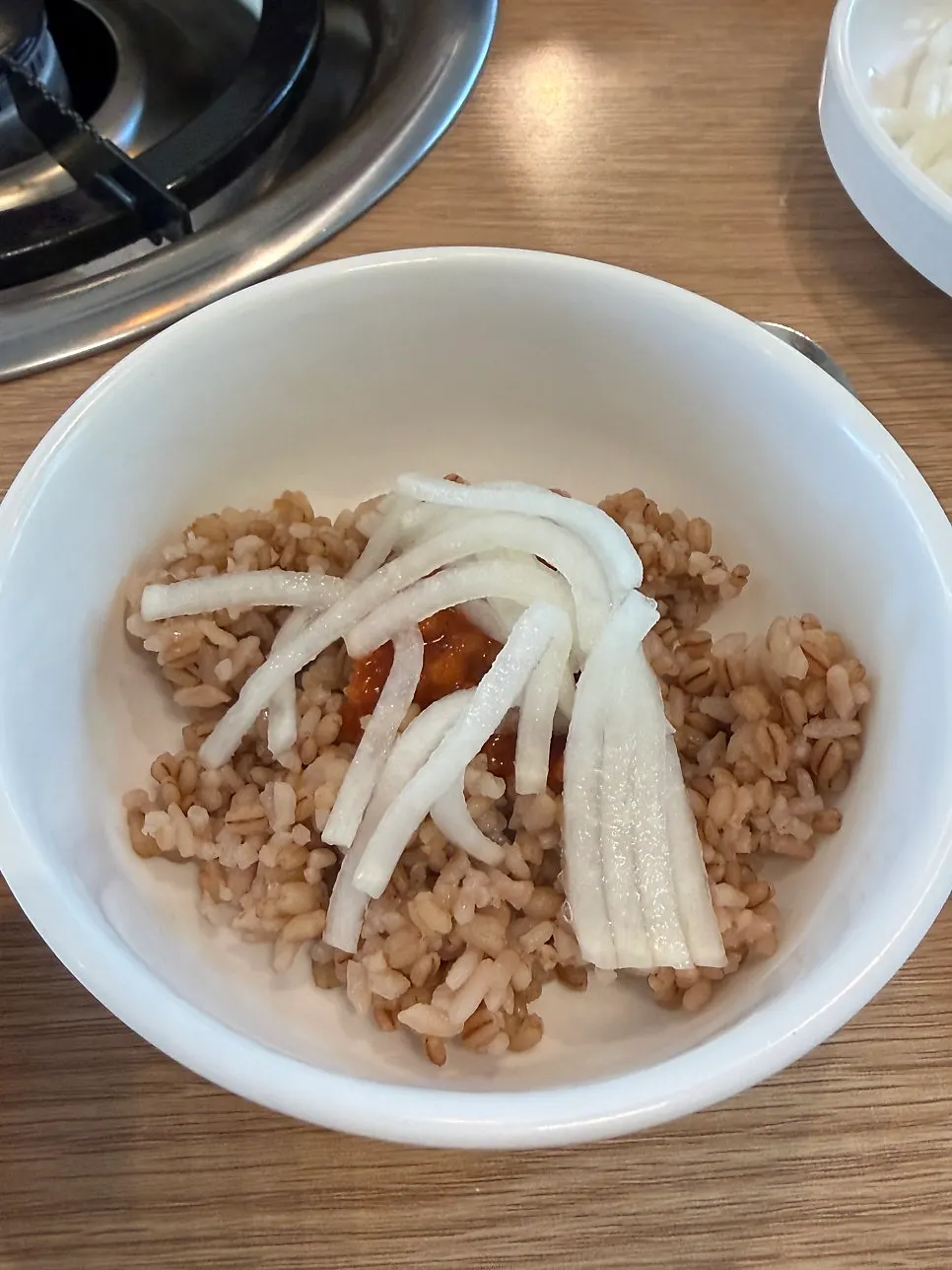 식전 보리밥과 김치, 무생채 기본 상차림