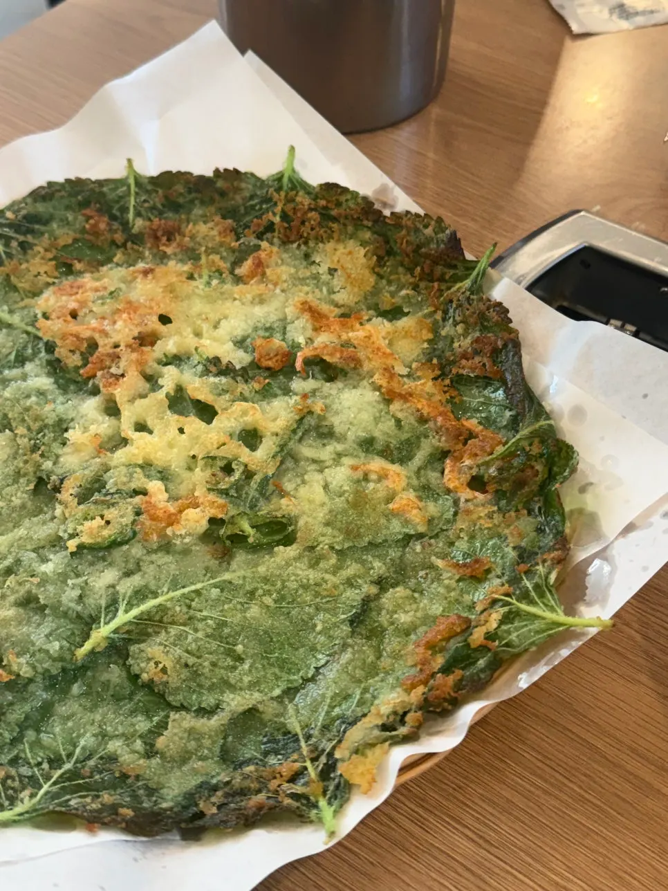 세트에 포함된 깻잎전 한 접시