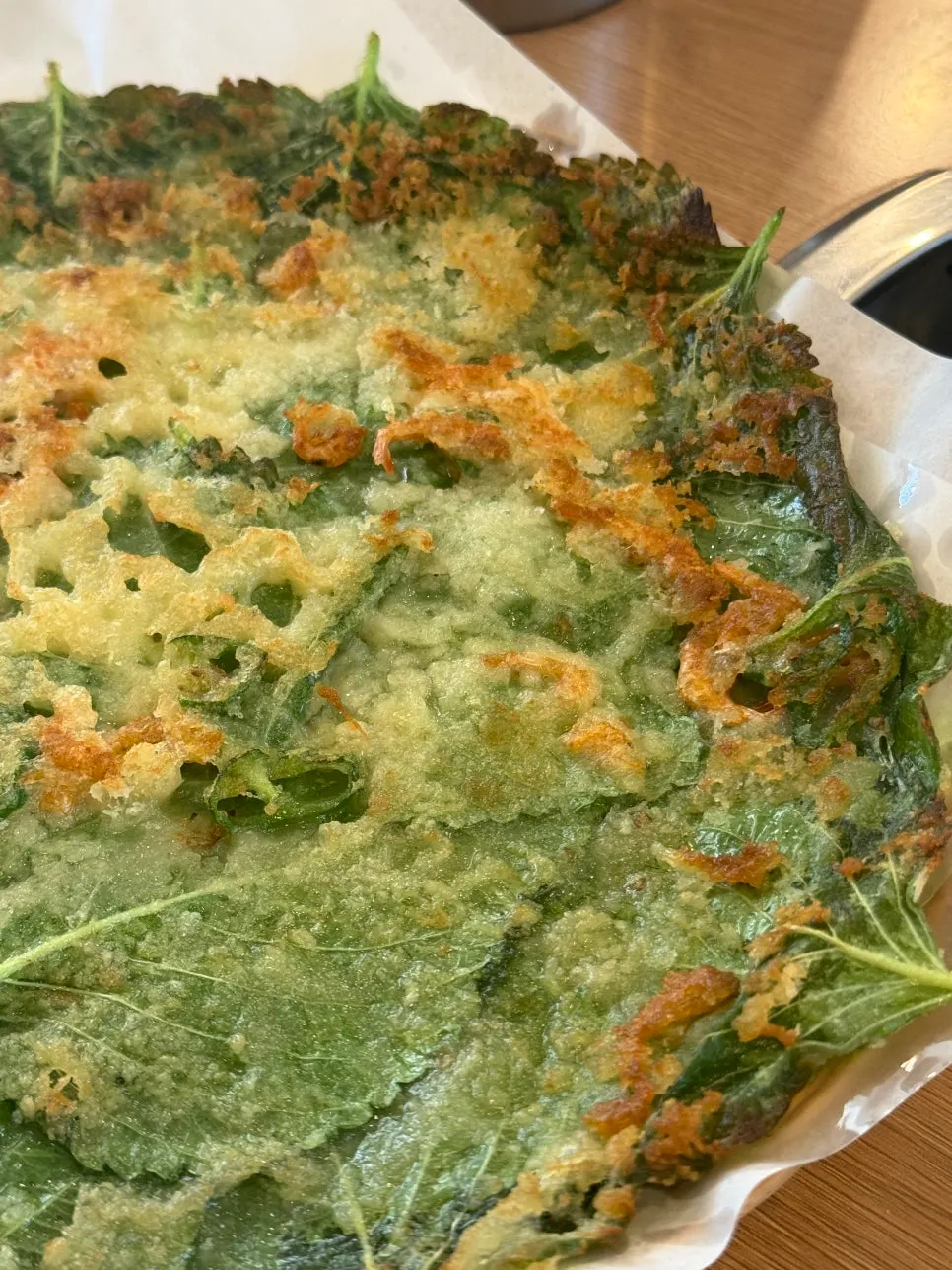간장에 찍은 얇은 깻잎전