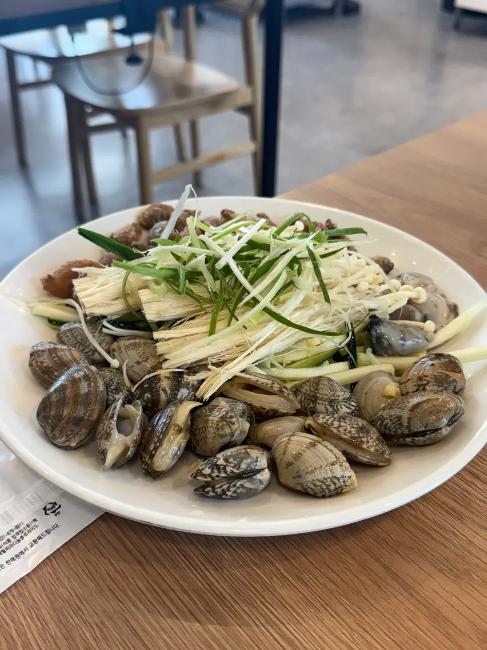 거의 다 비운 깻잎전 접시