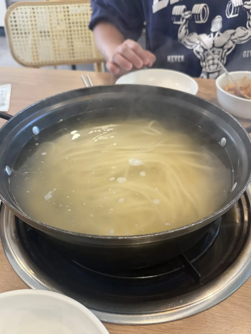 바지락이 듬뿍 담긴 해물 육수 냄비