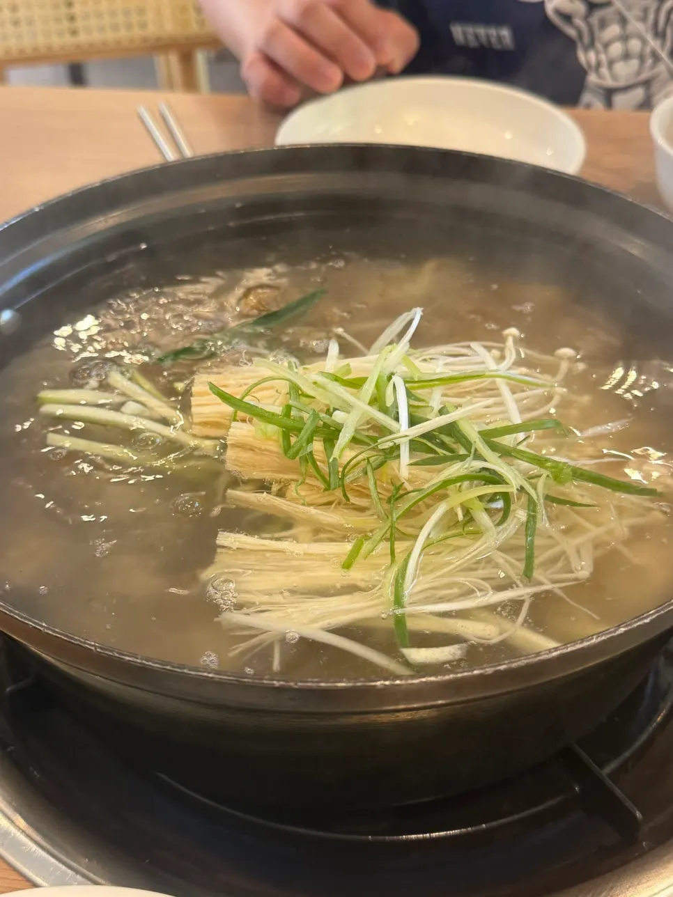 면과 해물을 넣어 끓이는 칼국수 냄비
