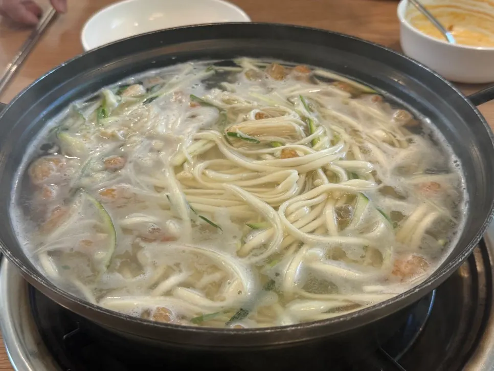 다 끓어 완성된 해물칼국수 국물
