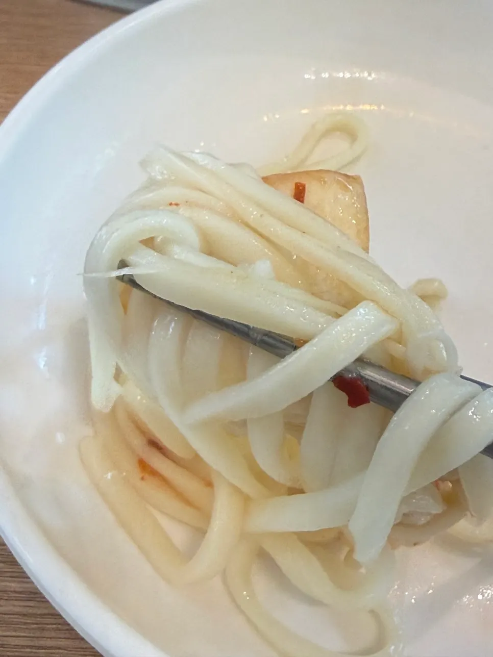 젓가락으로 건져 올린 자가제면 칼국수 면발