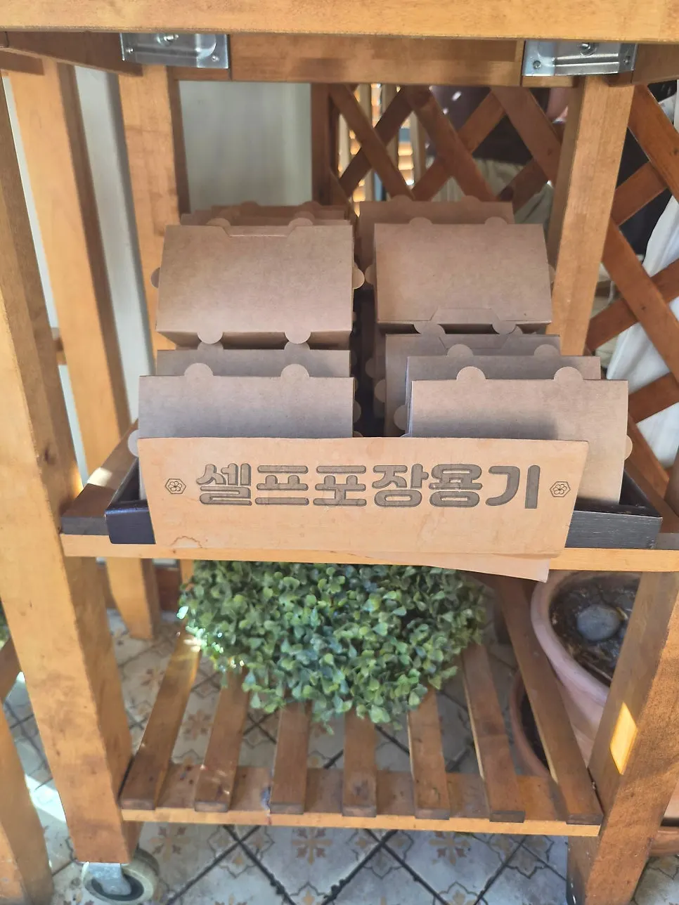 Self-service takeout containers and aprons