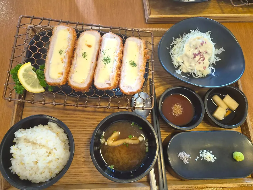 Stretchy cheese in the cheese gatsu