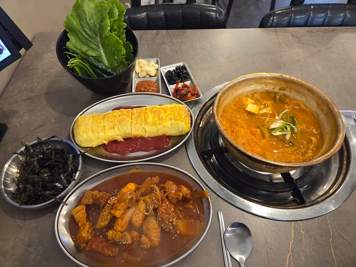 Ordered kimchi jjigae and duruchigi dishes