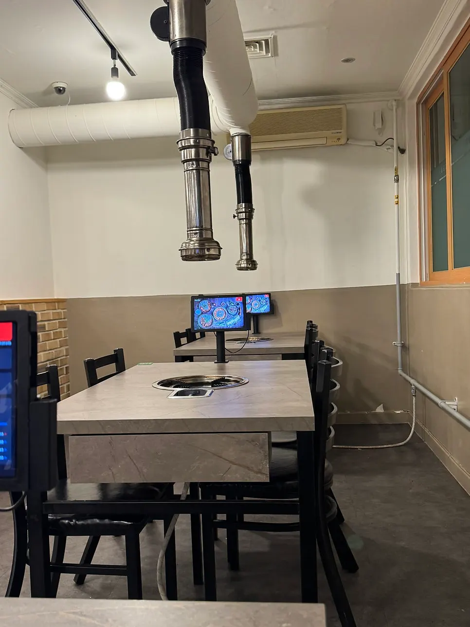 서랍형 테이블 세팅이 된 내부