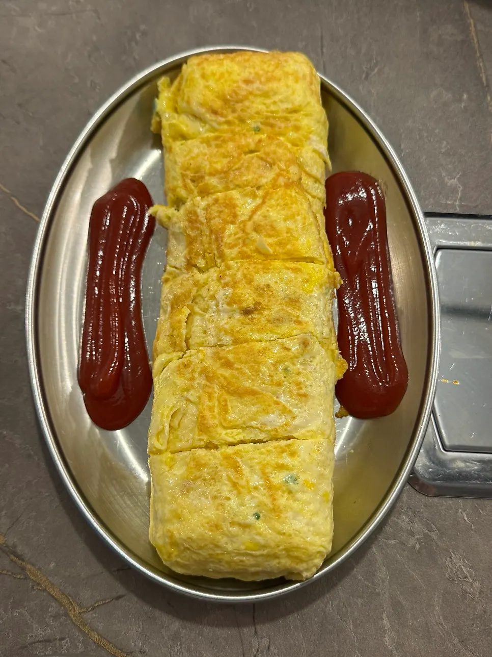 검정콩과 젓갈로 구성된 기본찬
