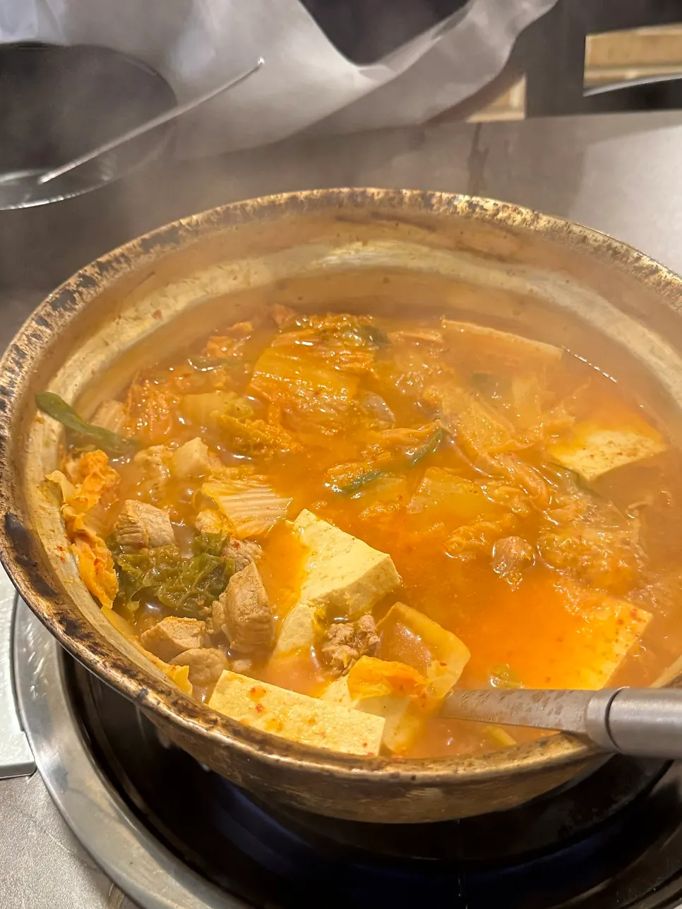 고기 추가 후 팔팔 끓는 김치찌개