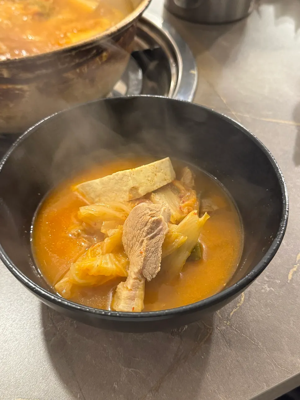 두부와 김치와 고기가 든 찌개