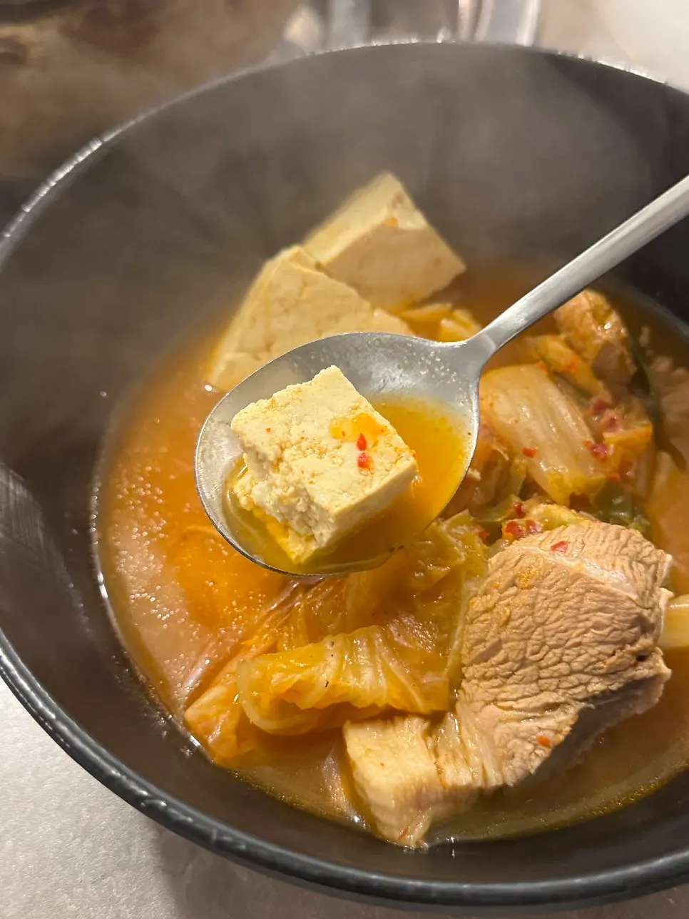 푸짐한 양의 양푼이 김치찌개