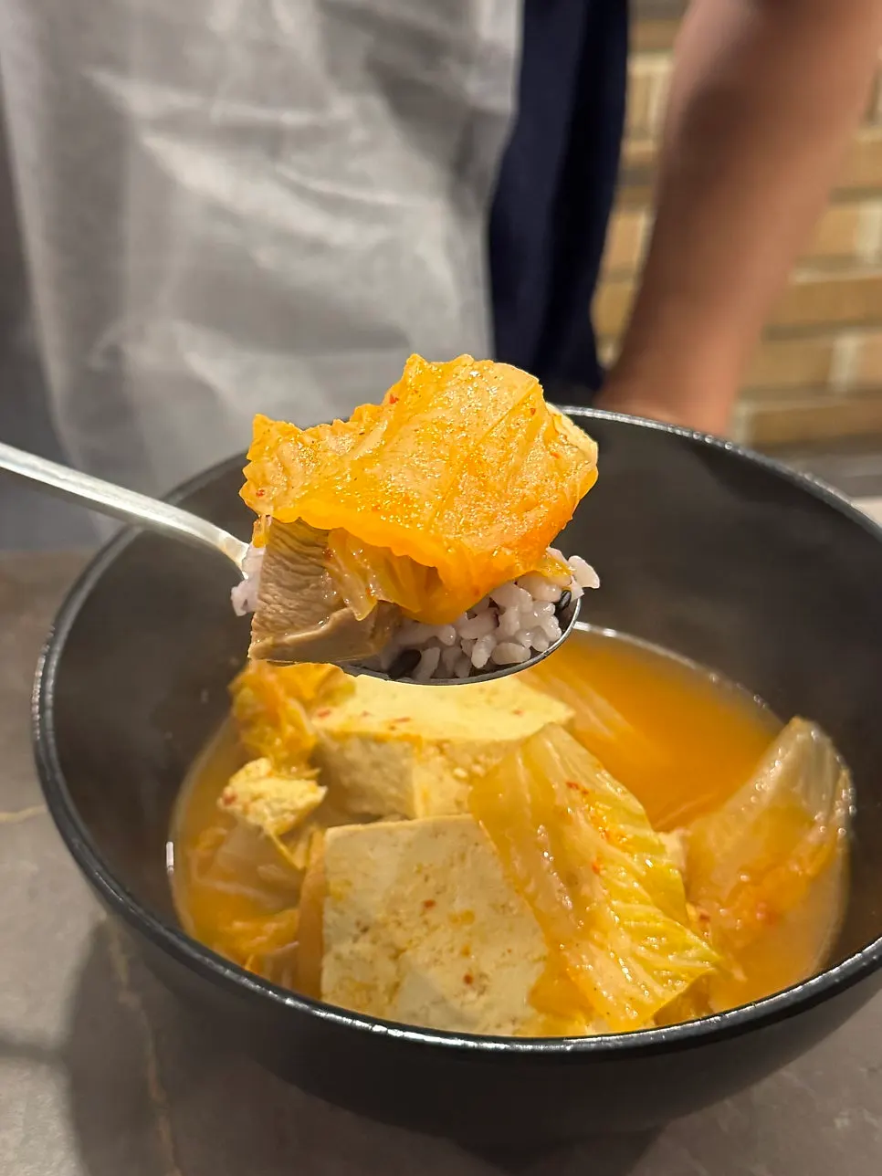 국물을 떠먹는 김치찌개 한 그릇