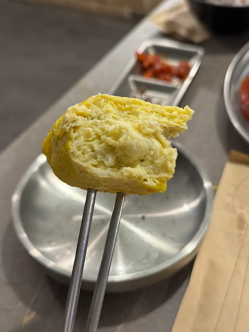 밥과 김치와 고기를 곁들인 한입