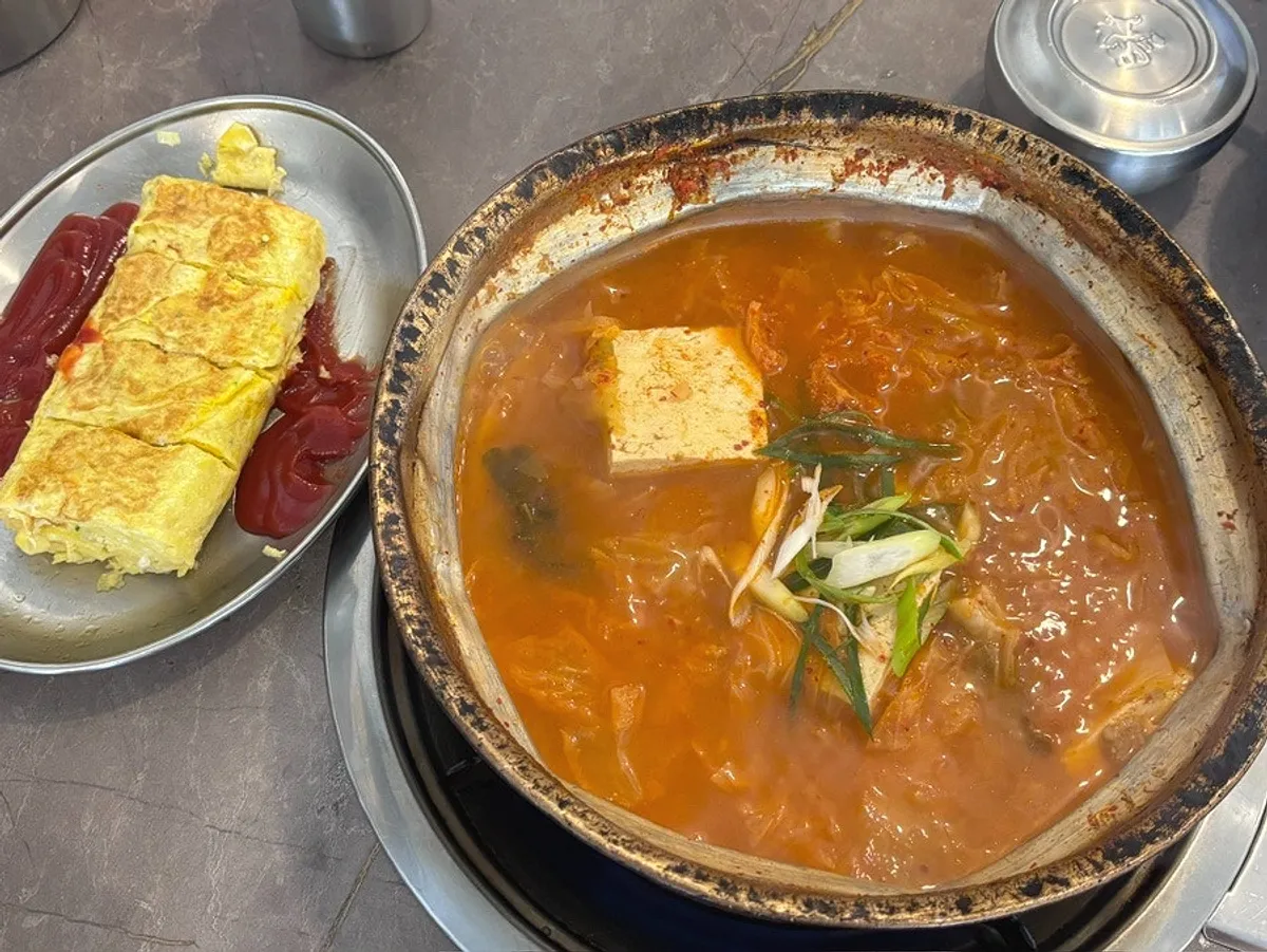 팔팔 끓는 김치찌개
