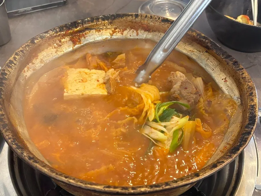 푸짐하게 나온 김치찌개 냄비