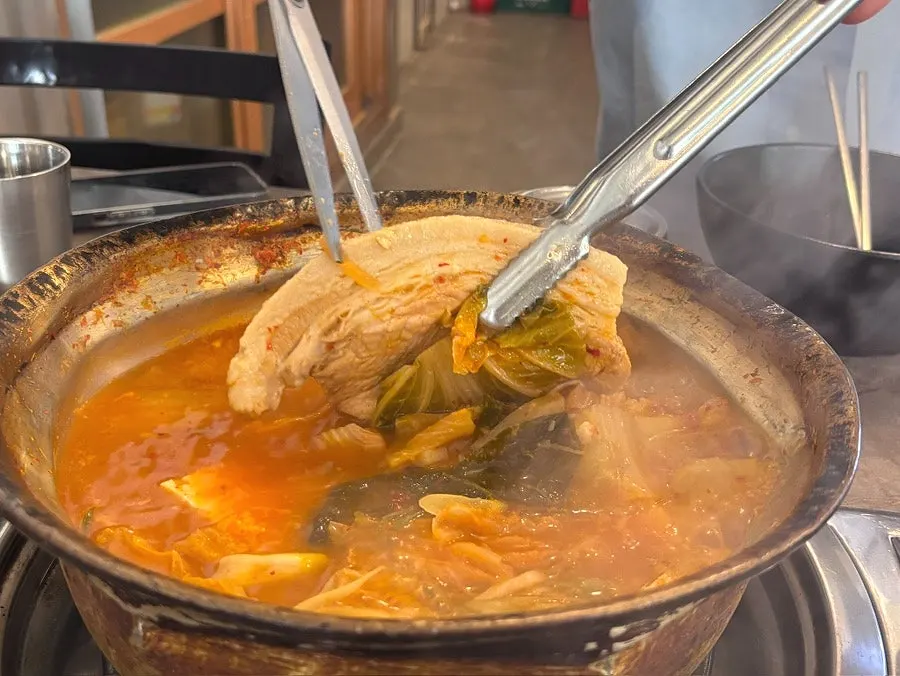 김치찌개에 통으로 든 고기