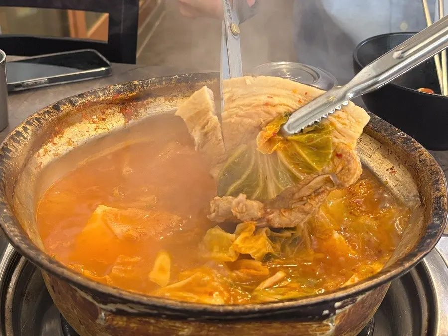 김치찌개 속 부드러운 고기