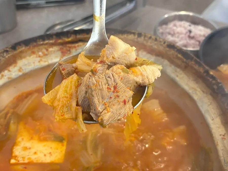고기가 넉넉히 든 김치찌개