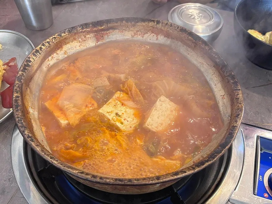 주말 점심 김치찌개 한식 상차림